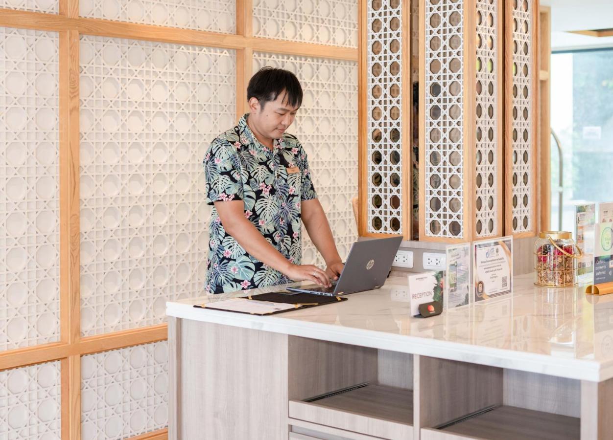 Skyview Resort Phuket Patong Beach Eksteriør billede A student working at the library