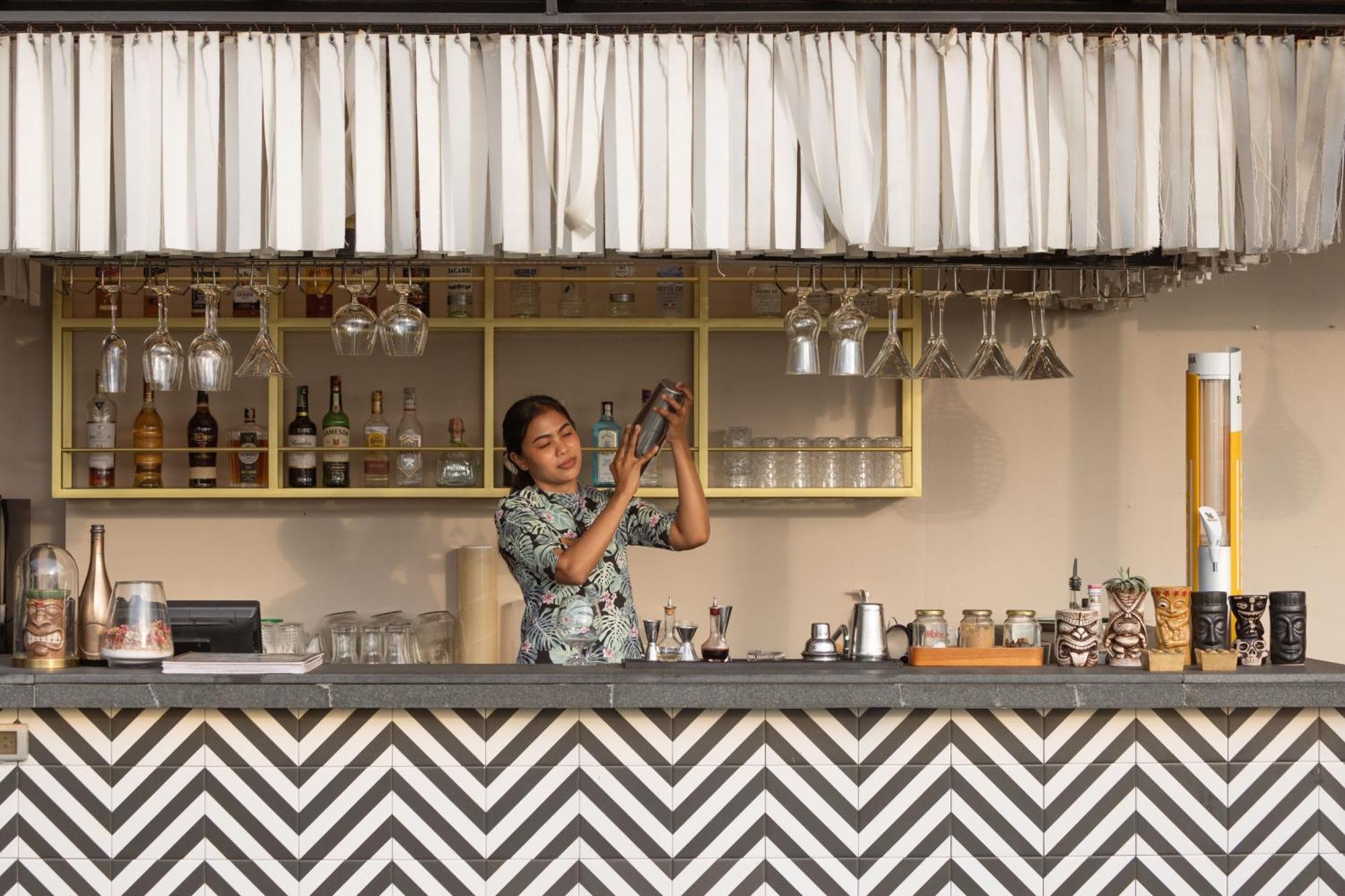 Skyview Resort Phuket Patong Beach Eksteriør billede A bartender at work