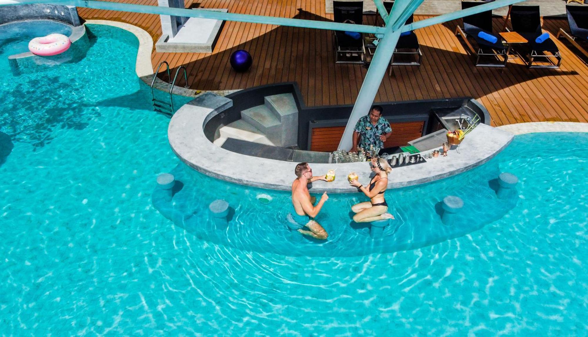 Skyview Resort Phuket Patong Beach Eksteriør billede The swim-up bar at the hotel